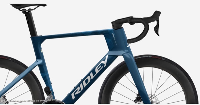 Ridley Noah 3.0 配色：Petrol Blue Metallic・White Logo 亮面