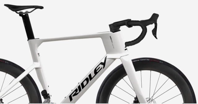 Ridley Noah 3.0 配色：Pearl White・Black Logo 亮面